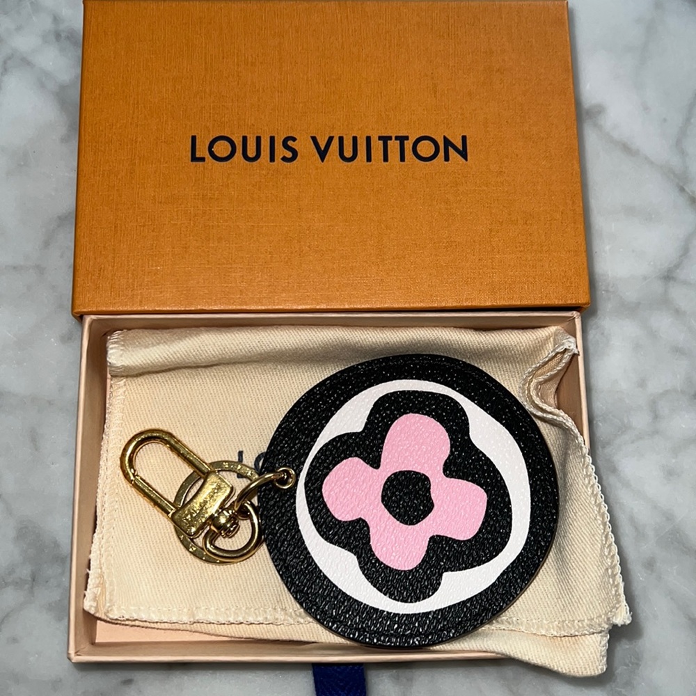 Authentic Louis Vuitton wild at heart illustre key ring